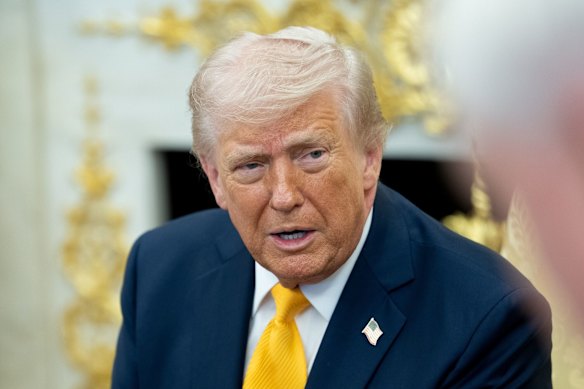 O presidente dos EUA, Donald Trump, atacou aliados que responderam cautelosamente às suas exigências para que ajudassem a proteger o estreito.