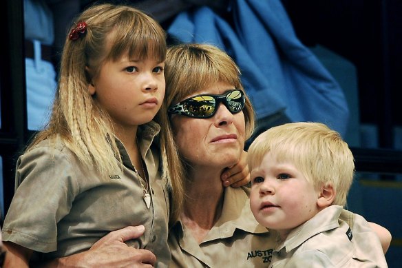 Terri Irwin with daughter Bindi  and son Bob attend the memorial service for her husband at Australia Zoo in 2006.