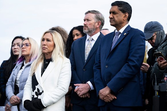 Massie e Khanna estavam um ao lado do outro, ambos vestidos de azul marinho, cada um com a mão esquerda segurando a direita.