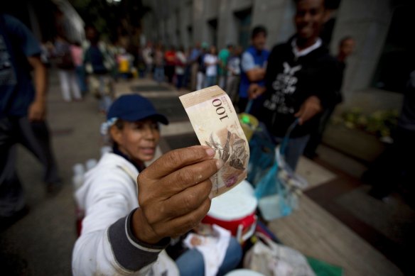 Durante a crise econômica da Venezuela, sua moeda foi declarada sem valor e dinheiro se espalhou pelas ruas. 