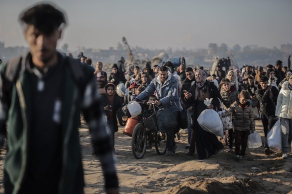 Thousands of Palestinians are returning to find their homes destroyed by the Israeli bombardment.