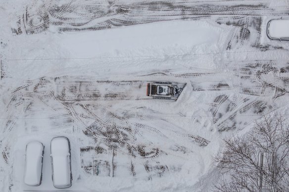 ペンシルベニア州シャープスバーグの駐車場を除雪する除雪車。