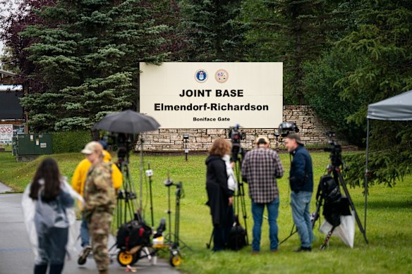 Membros do meio da reunião da entrada da base aérea em Anchorage antes do topo.
