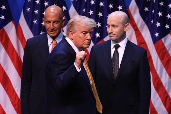 Il presidente Donald Trump lascia la conferenza stampa al vertice NATO di Ankara, in Turchia.