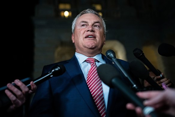 James Comer ameaçou penalizar os Clinton se eles não comparecessem pessoalmente.