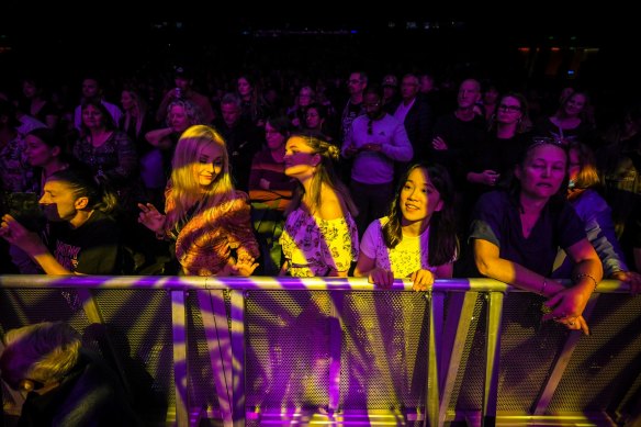 Fans watch Kasey Chambers.