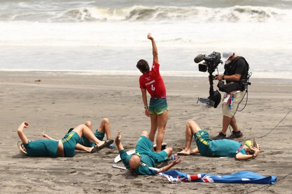 Sally Fitzgibbons celebrates with coaching staff after winning her round three heat win.