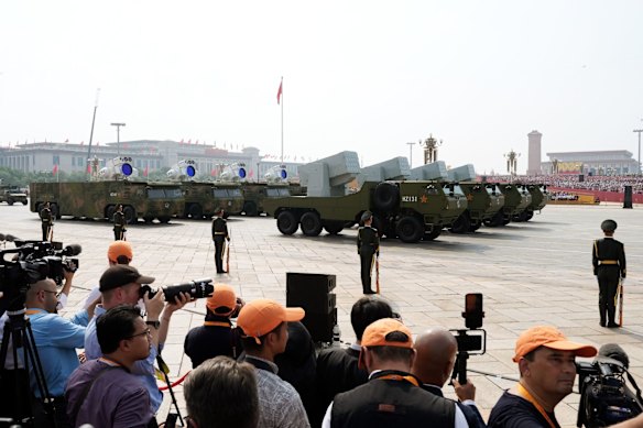 O Exército de Libertação Popular LY-1 dirigiu armas de energia em exibição.