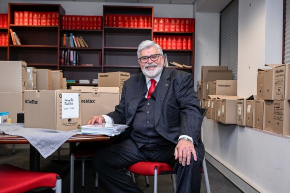 Kim Carr cleans up his office in 2022 after three decades as a Labor senator. 