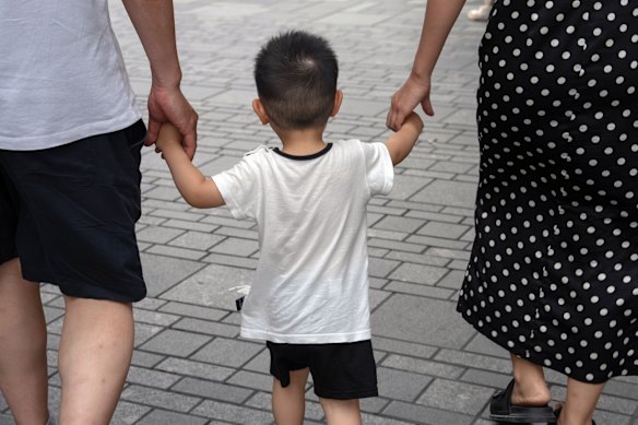 La mossa è in linea con lo sforzo di Pechino di convincere le famiglie ad avere più figli dopo decenni in cui la maggior parte di essi è stata limitata a un figlio.