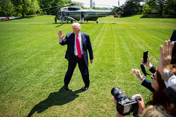 Il presidente degli Stati Uniti Donald Trump prima di salire a bordo del Marine One alla Casa Bianca giovedì.