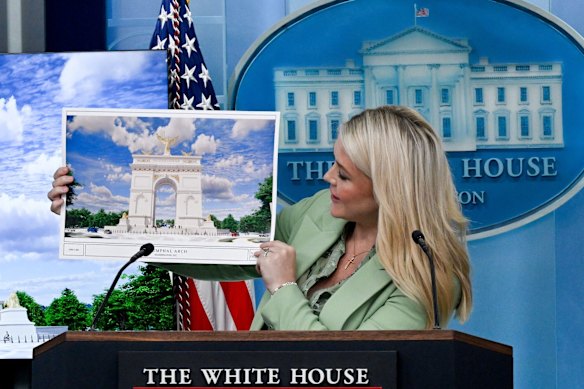 A secretária de imprensa da Casa Branca, Karoline Leavitt, fala do chamado “Arco de Trump”.