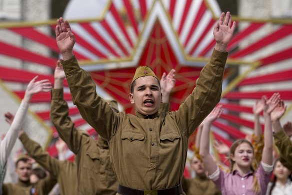 Dönemin modası ve Sovyet tarzı üniformalar içindeki Moskovalı öğrenciler, Zafer Bayramı kutlamaları kapsamında “Zafer Valsi” yapıyor. 