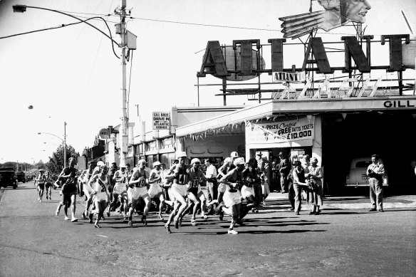 The marathon field at St Kilda Junction on day 9.