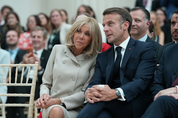 Brigitte e Emmanuel Macron no Museu Britânico em Londres.