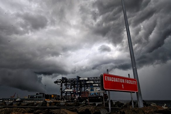 Rapidly developing storms formed over southern Sydney and moved north. Photo at Botany
Photo Nick Moir 10 dec 2021