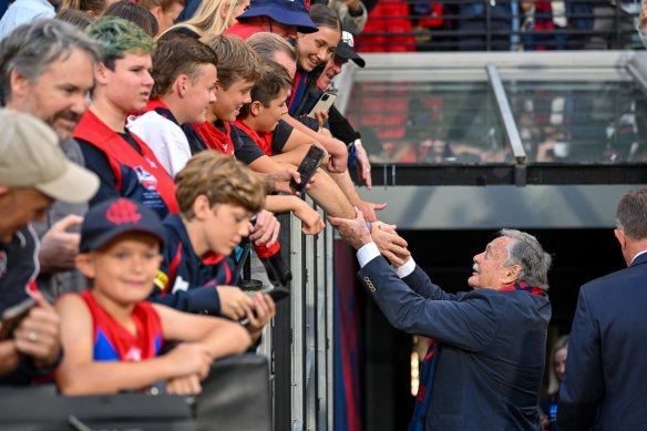 Barassi greets young fans at the 2022 AFL season opener between Melbourne and the Western Bulldogs at the MCG.