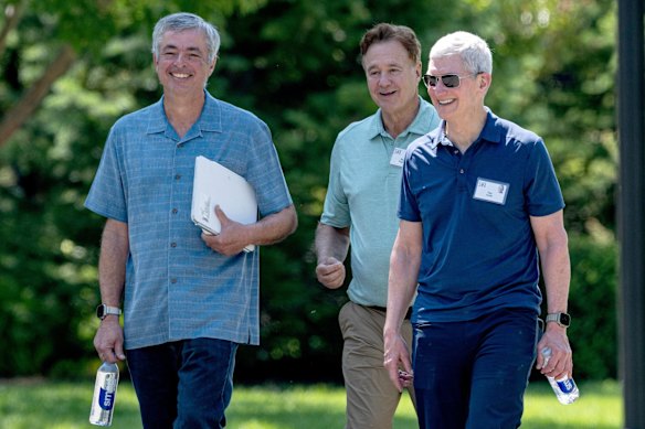 Eddy Cue (à esquerda), Steve Pagliuca, da Bain Capital, e o chefe da Apple, Tim Cook, no ano passado.
