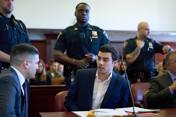 지난해 12월 뉴욕주 대법원에서 열린 재판 전 심리에서 루이지 맨지오네(가운데). 