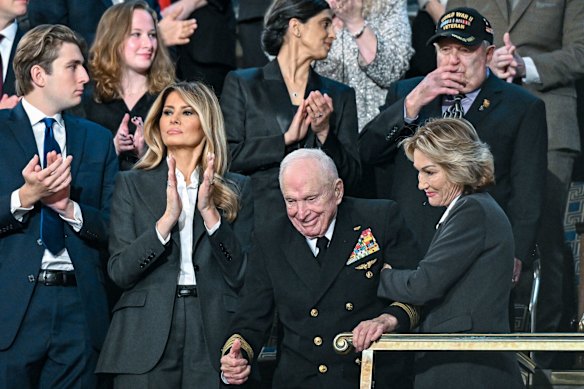 Pilot tempur veteran Royce Williams, seorang kapten angkatan laut yang telah pensiun dihormati selama pidato State of the Union yang panjang.