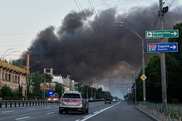 Il fumo si alza sulla città dopo l'attacco russo a Kiev, capitale dell'Ucraina.