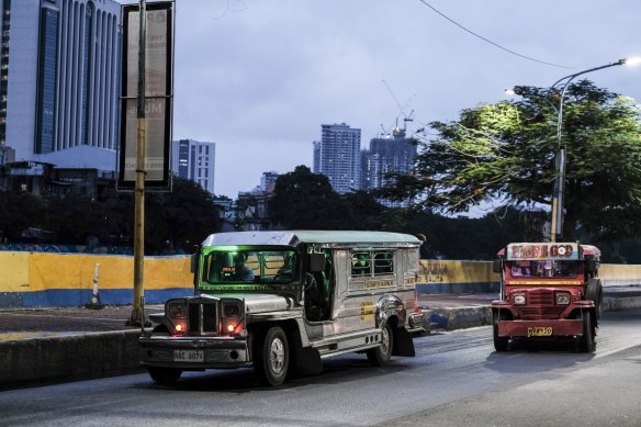 Jeepney'ler, Manila'da popüler bir toplu taşıma şeklidir ve bir tür kentsel kültürel simgedir.