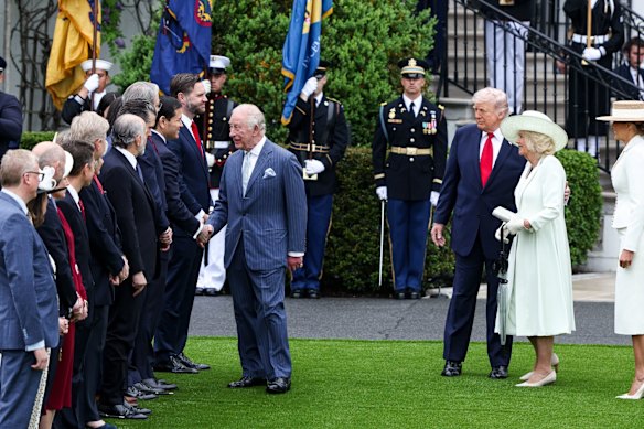 O rei Charles apertou a mão de dignitários dos EUA.