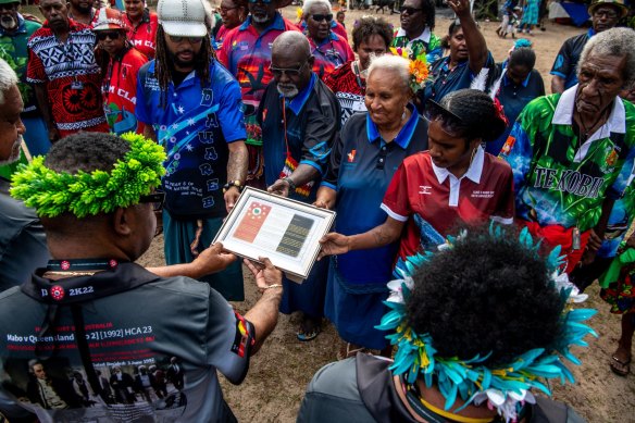 The Age, News, 03/06/2022 photo by Justin McManus.
30th Anniversay of Mabo decision.
Elders of Murray Islands and basketballer Paddy Mills (representing youth) hand over the Mabo Statement to the Mayor of Torres Strait Island Regional Council Yen Loban.