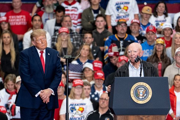 Trump con David Beamer, padre della vittima dell'11 settembre Todd Beamer, alla manifestazione di domenica nel Michigan.