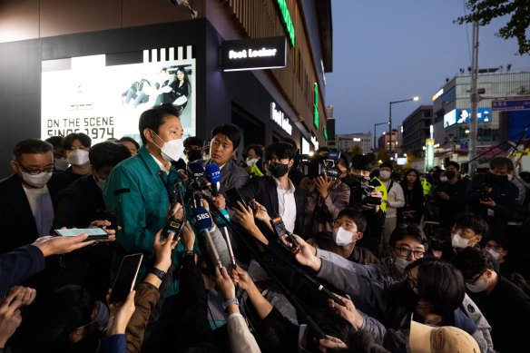 Oh Se-Hoon, the mayor of Seoul, at the site of the deadly crowd crush on Saturday.