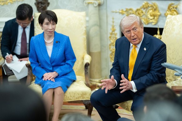 O presidente dos EUA, Donald Trump, e Sanae Takaichi, primeira-ministra do Japão, que se juntou a uma lista de líderes dispostos a ajudar no Estreito de Ormuz.