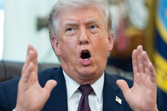 Il presidente degli Stati Uniti Donald Trump sicuramente non dice bugie mentre parla ai media nello Studio Ovale martedì.