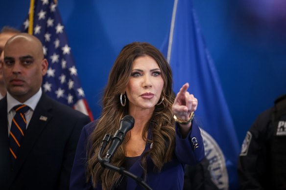 Kristi Noem, segretaria del Dipartimento per la sicurezza interna degli Stati Uniti, in una conferenza stampa giovedì a New York.