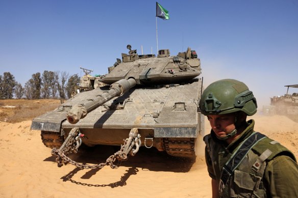 An Israeli tank near a border crossing to the southern Gaza Strip.