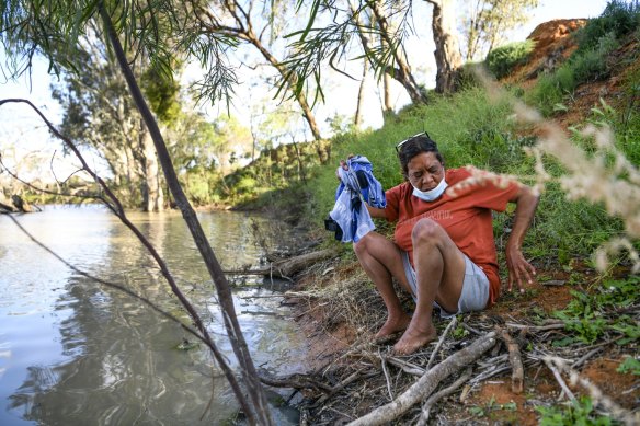 Catherine Bugmy from Wilcannia is currently in isolation after testing positive to COVID-19. She doesn’t have access to a washing machine so is forced to do her washing in the Darling River. 