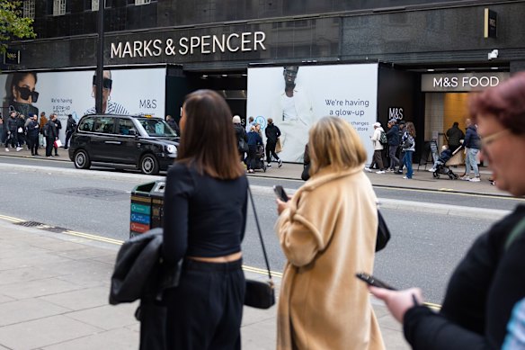 Pedestrians carry on scrolling on Oxford Street – the worst in London for mobile phone theft.