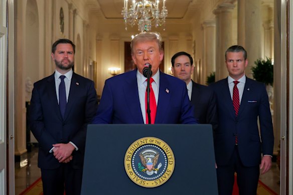 O presidente dos EUA, Donald Trump, durante um discurso à nação explicando os ataques, com (da esquerda) o vice-presidente JD Vance, o secretário de Estado Marco Rubio e o secretário de Defesa Pete Hegseth.
