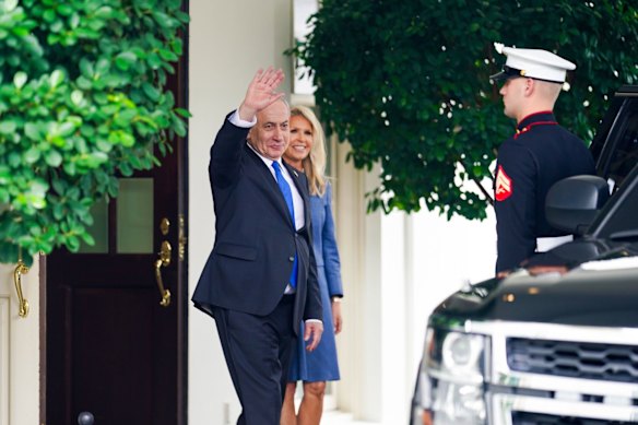 Perdana Menteri Israel Benjamin Netanyahu gelombang di luar sayap barat Gedung Putih pada hari Senin.