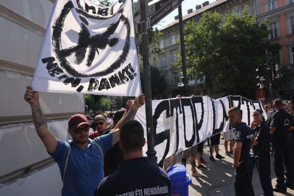 Yürüyüşe karşı göstericiler, Cumartesi günü Macaristan'ın Budapeşte kentinde düzenlenen yıllık Onur etkinliği sırasında pankartlar taşıyor.