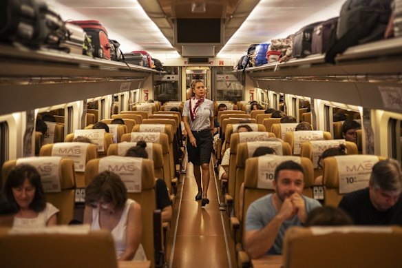 Um carro de classe padrão Renfe AVE.