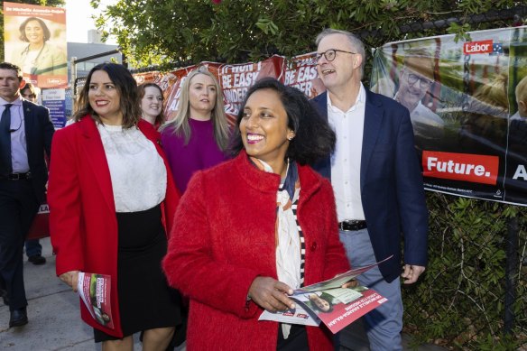 The incoming MP for Higgins, Michelle Ananda-Rajah, and Anthony Albanese during a visit to the polling site at Carnegie Primary School on Saturday.
