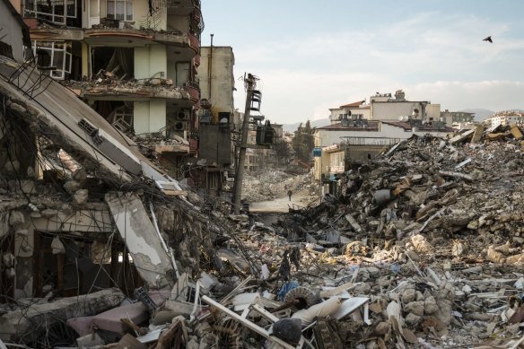 Gaziantep yakınlarında 6 Şubat'ta meydana gelen 7.8 büyüklüğündeki depremin ardından Türkiye'nin Samandağ kentinde çöken binalar sokakları kapattı.