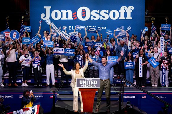 Keisha Lance Bottoms, ex sindaco di Atlanta e candidato governatore democratico per la Georgia (a sinistra) e il senatore Jon Ossoff, durante un evento elettorale al Tabernacle di Atlanta il mese scorso.