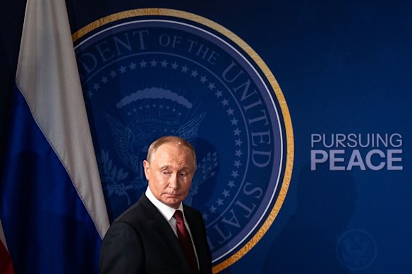Vladimir Putin se prepara para conversar com a mídia após sua reunião com o Donald Trump no Alasca.