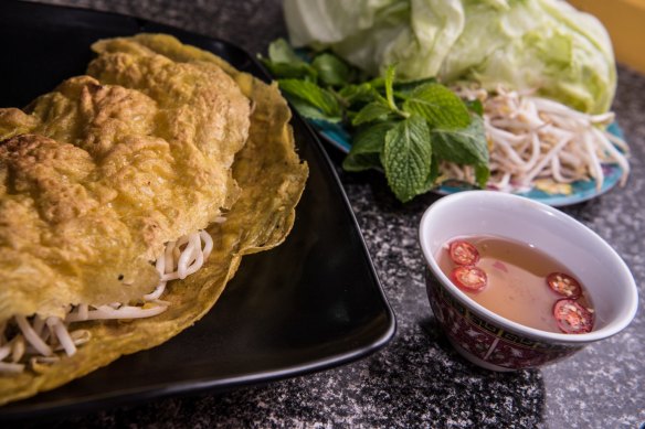 Pancake vietnamiti di Pho Pasteur con menta, germogli e lattuga. 