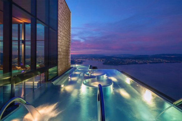 Float like an angel in the spa’s infinity pool.