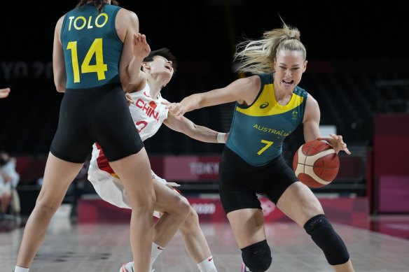 Opals centre Marianna Tolo sets a screen for teammate Tess Madgen (#7) against China. 