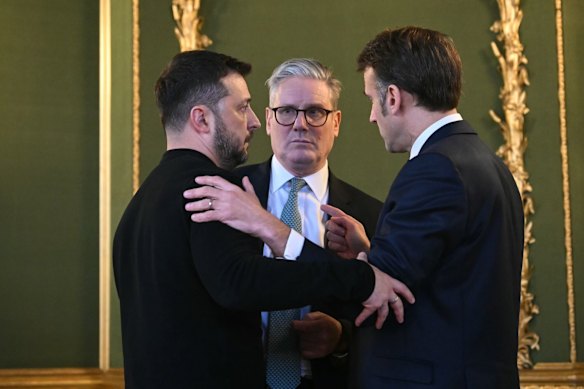 Volodymyr Zelensky, presidente da Ucrânia (à esquerda); Keir Starmer, primeiro -ministro do Reino Unido; O Emmanuel Macron, a França, é o presidente da casa de Londres em março de Londres.