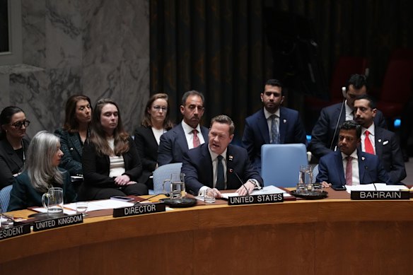 السفير الأمريكي لدى الأمم المتحدة مايك والتز يتحدث في اجتماع طارئ لمجلس الأمن التابع للأمم المتحدة.