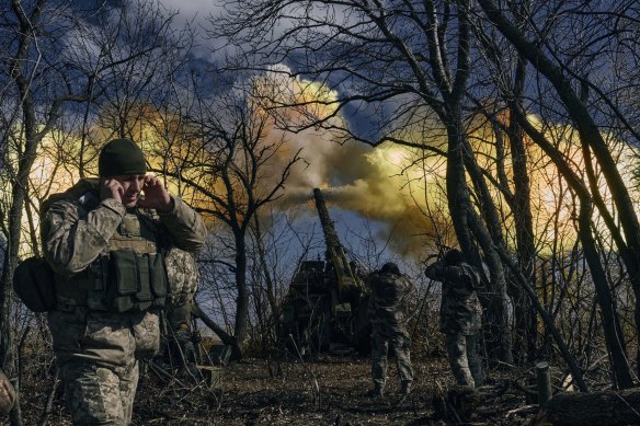Ukraynalı askerler, Ukrayna'nın Donetsk bölgesi, Bakhmut yakınlarındaki Rus mevzilerine kundağı motorlu bir obüs ateşliyor.